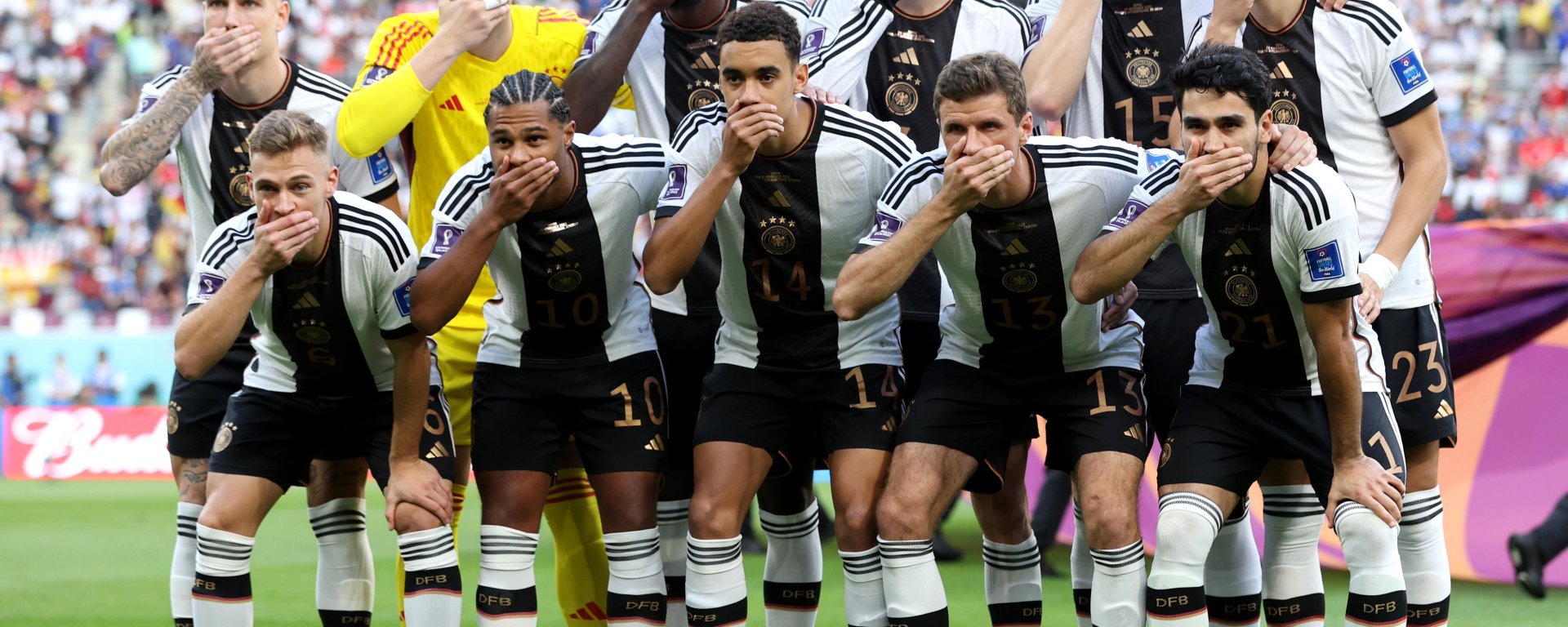 Jogadores da seleção da Alemanha tapam a boca com a mão, em protesto contra a ameaçada da Fifa à ideia de usar braçadeira em apoio às pessoas LGBTQIA+