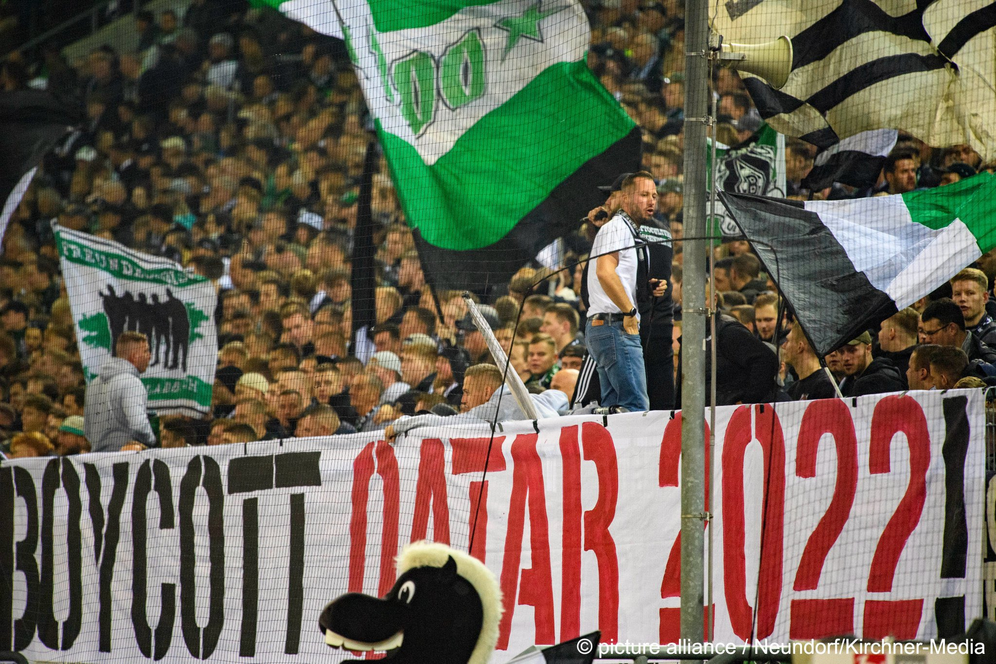 Torcida do Borussia Mönchengladbach expõe faixa com incentivo ao boicote da Copa do Mundo do Catar