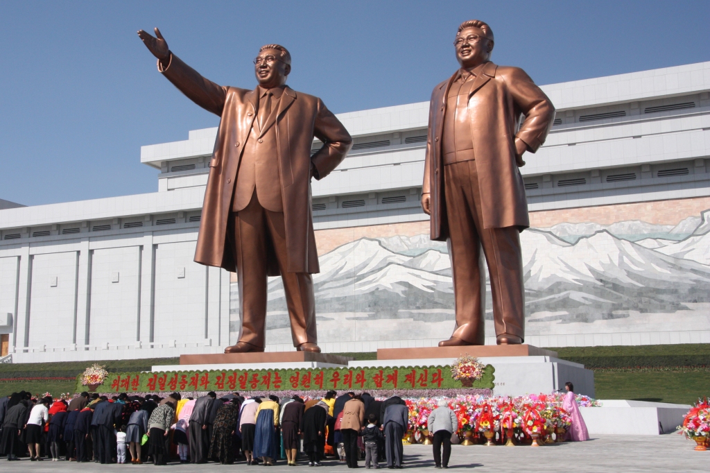 Estátuas de bronze gigantes de Kim Il-sung e seu filho Kim Jong-il são reverenciadas por pessoas em Pyongyang, capital da Coreia do Norte