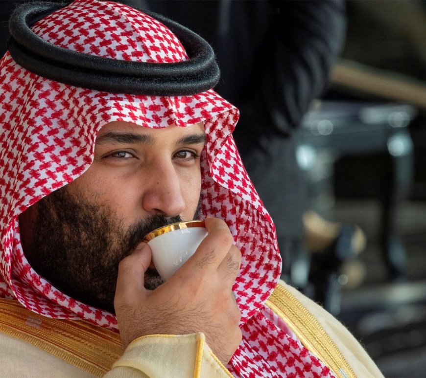 Mohammad bin Salman sentado e tomando alguma bebida em uma xícara
