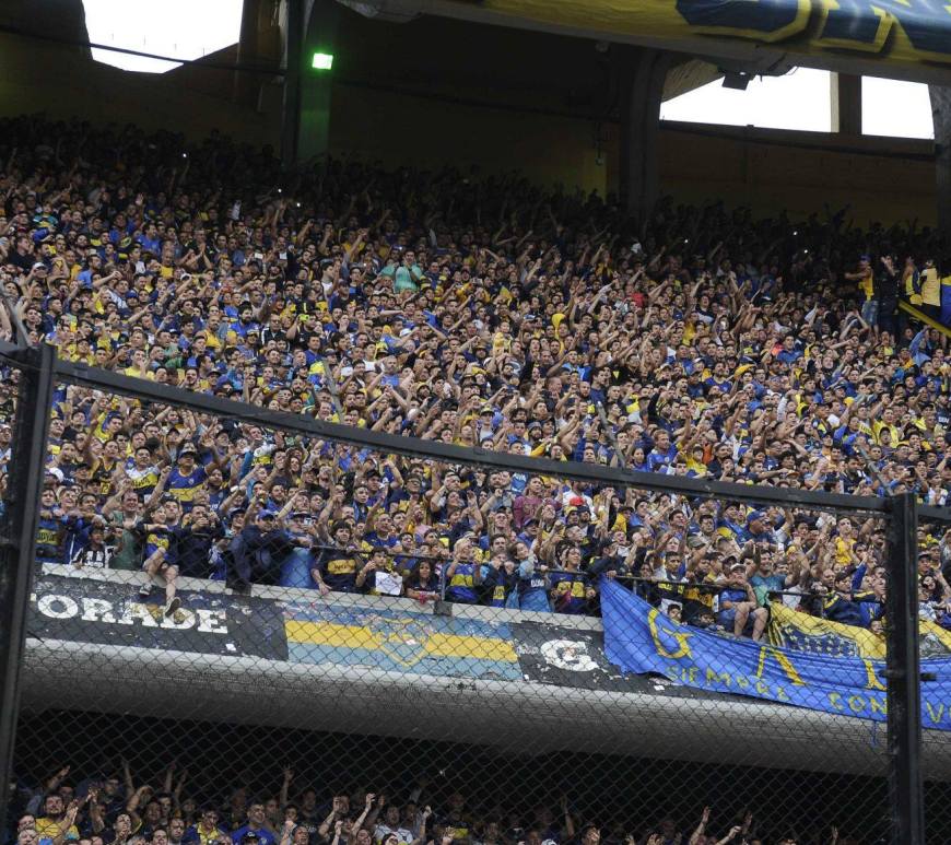 Torcida do Boca Juniors no estádio La Bombonera durante partida de futebol
